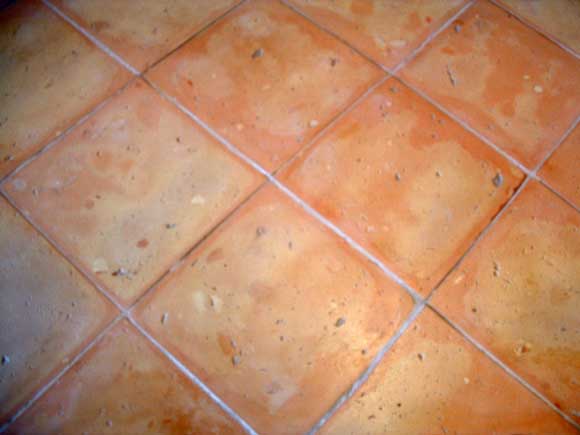fotografia di un pavimento in cotto di forma quadrata